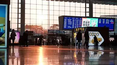 4K日落春运高铁站人流剪影延时视频的预览图